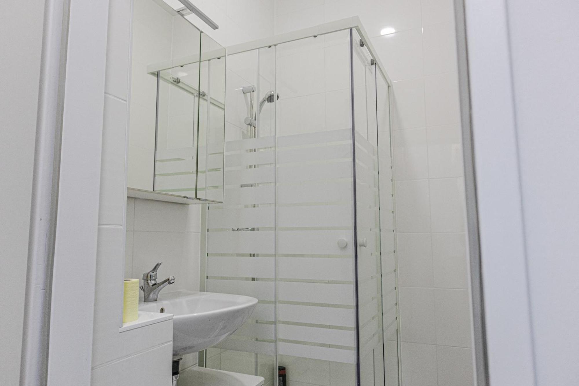 Affordable 5-Br Shared Apartment / Enkplatz U3 Getaway Виена Екстериор снимка