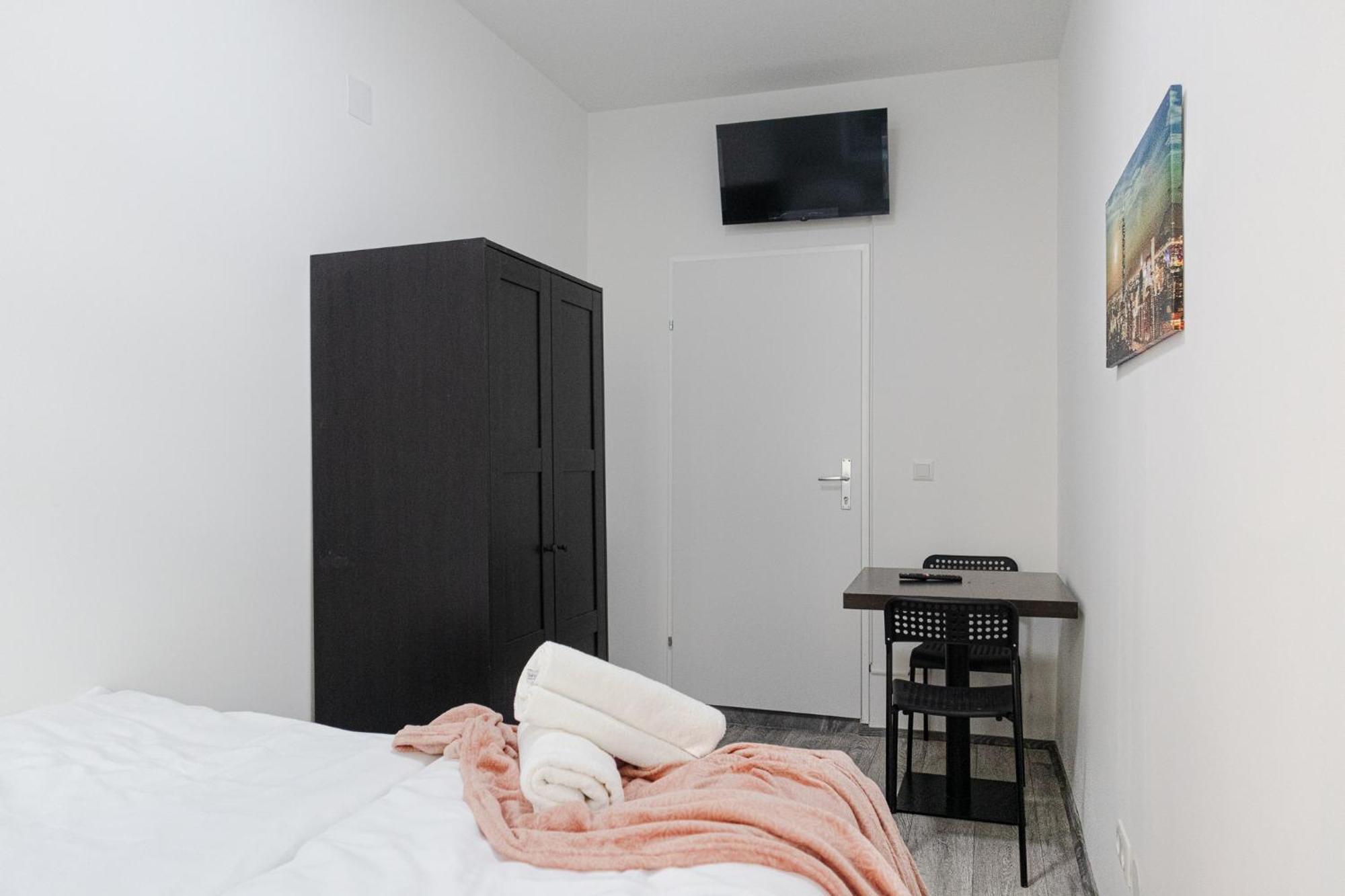 Affordable 5-Br Shared Apartment / Enkplatz U3 Getaway Виена Екстериор снимка