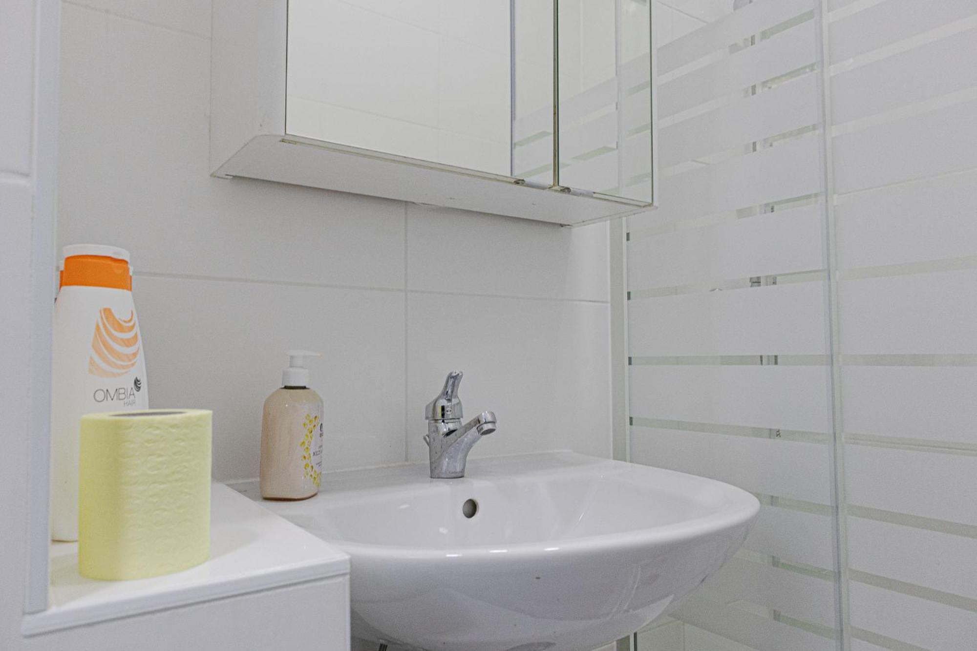 Affordable 5-Br Shared Apartment / Enkplatz U3 Getaway Виена Екстериор снимка