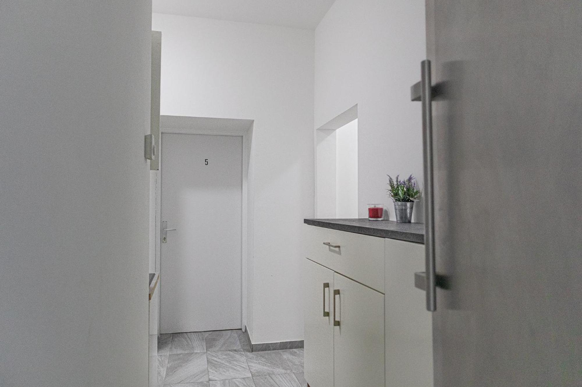 Affordable 5-Br Shared Apartment / Enkplatz U3 Getaway Виена Екстериор снимка