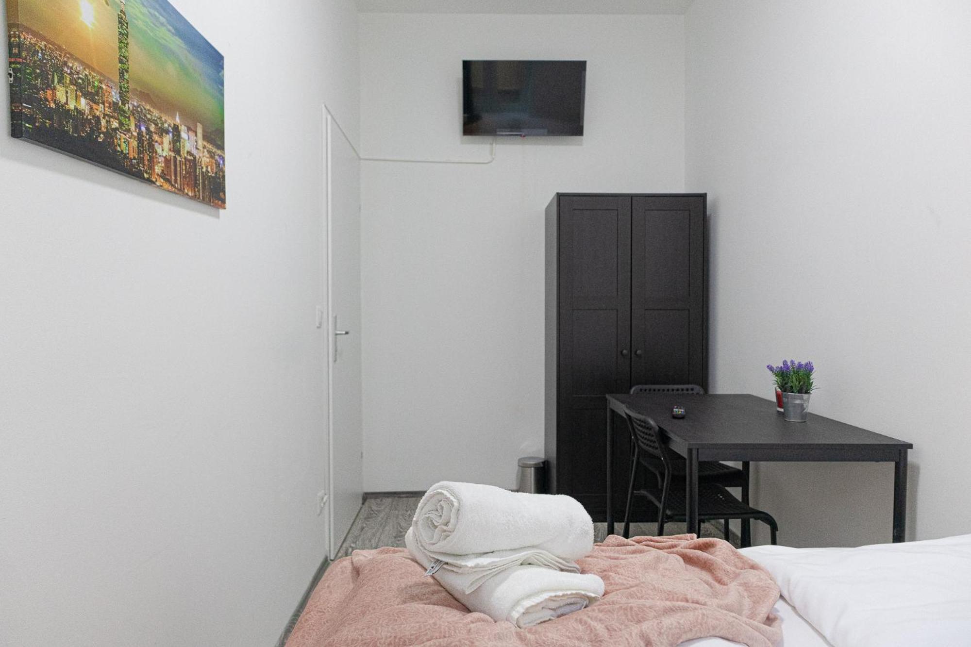 Affordable 5-Br Shared Apartment / Enkplatz U3 Getaway Виена Екстериор снимка
