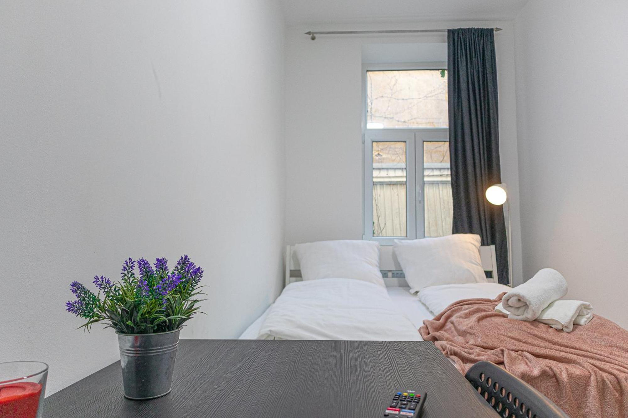 Affordable 5-Br Shared Apartment / Enkplatz U3 Getaway Виена Екстериор снимка
